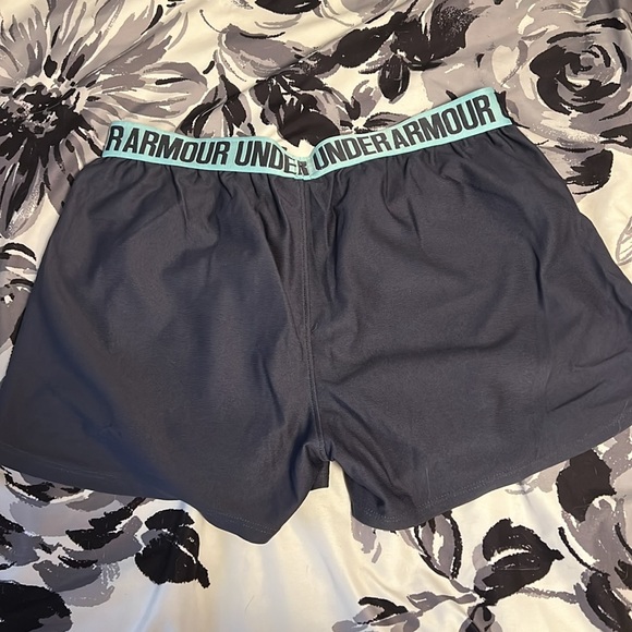 Women’s under Armour grey shorts - Picture 3 of 3